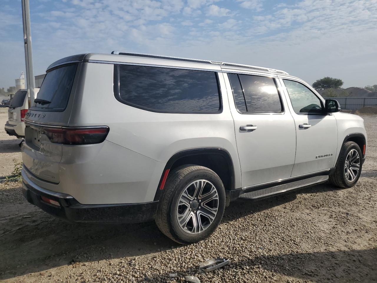 2024 JEEP Wagoneer VIN 1C4SJRBPXRS135198 photo 3