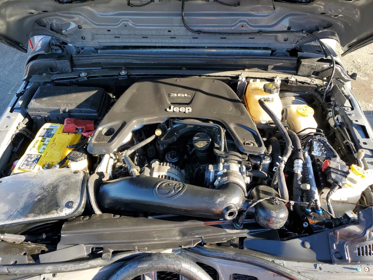 2018 Jeep Wrangler / VIN 1C4HJXFG3JW251817 photo 12