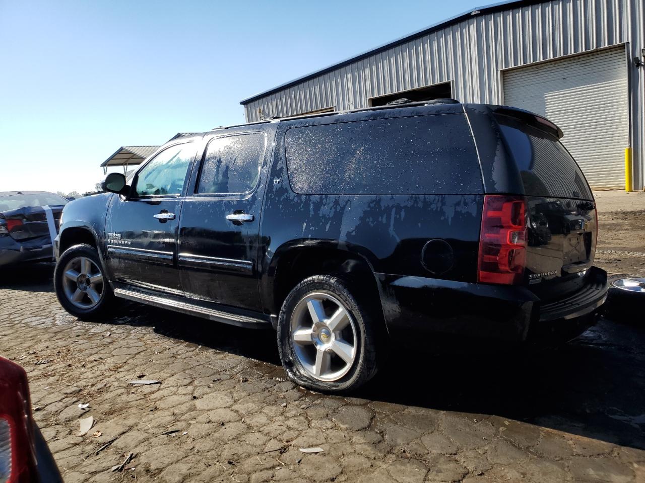 2014 Chevrolet Suburban VIN 1GNSCJE01ER139059 photo 2