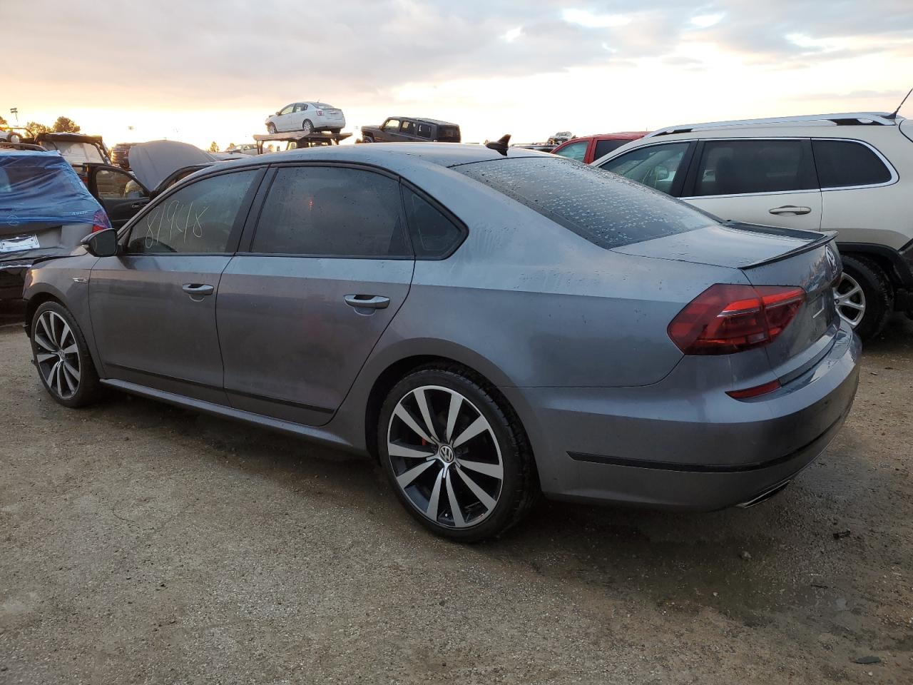 2018 VOLKSWAGEN Passat VIN 1VWJM7A31JC038795 photo 2