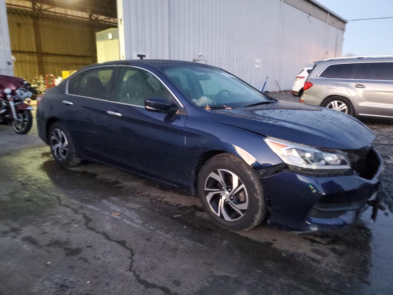 2017 Honda Accord VIN 1HGCR2F35HA252592 photo 4
