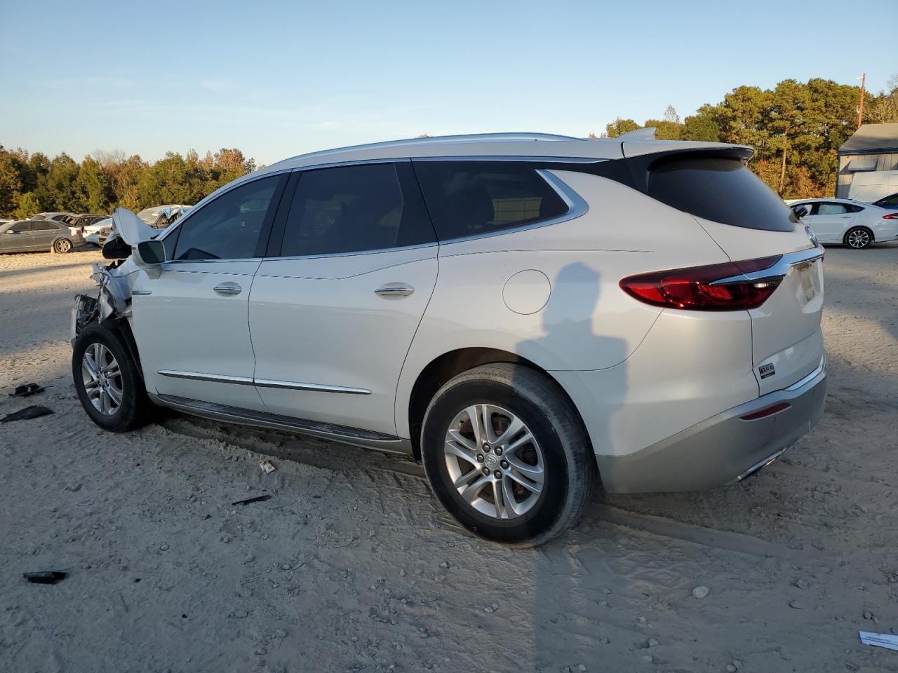 2019 Buick Enclave VIN 5GAERBKWXKJ235206 photo 2