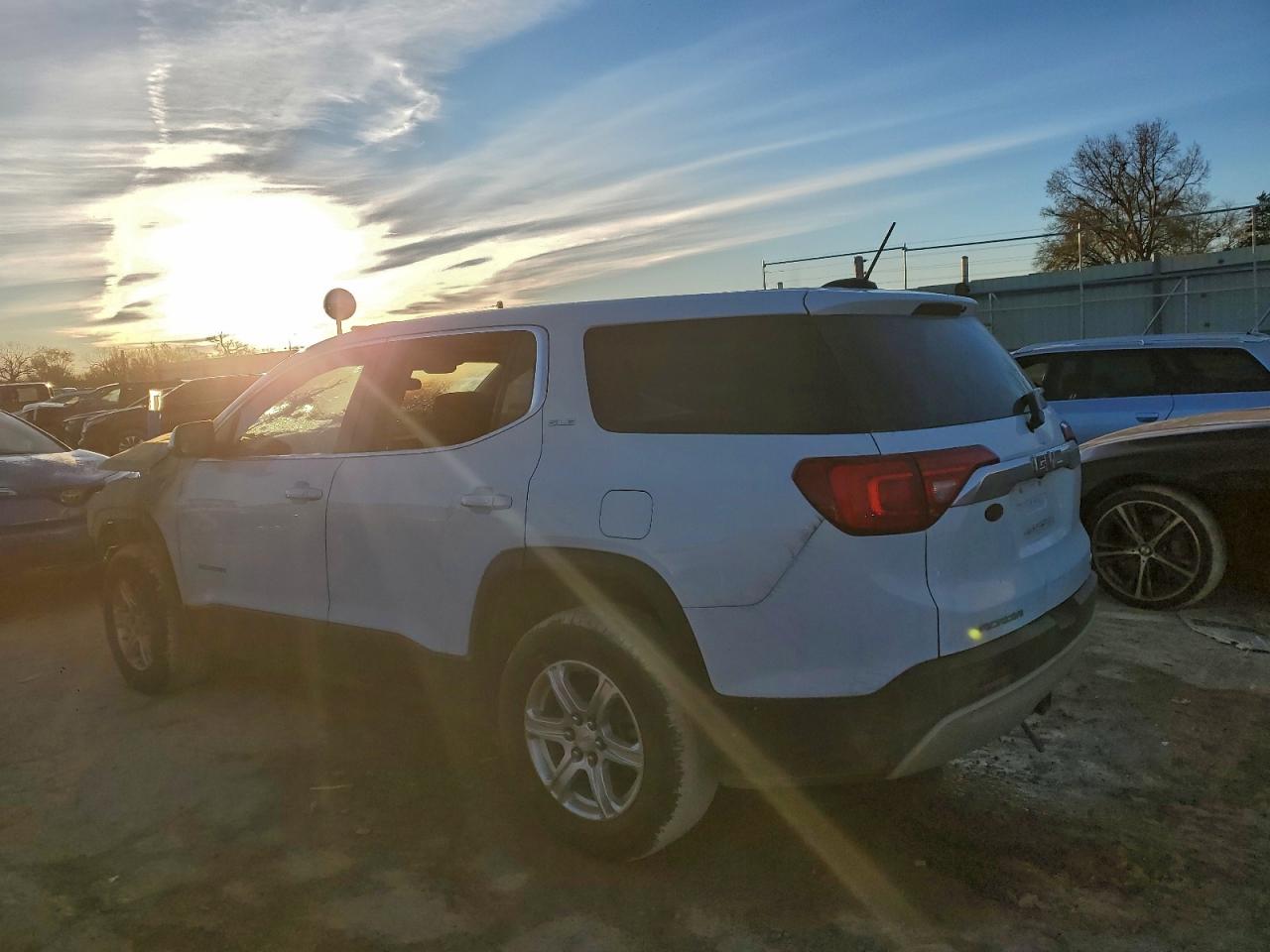 2018 GMC Acadia VIN 1GKKNRLAXJZ108372 photo 2