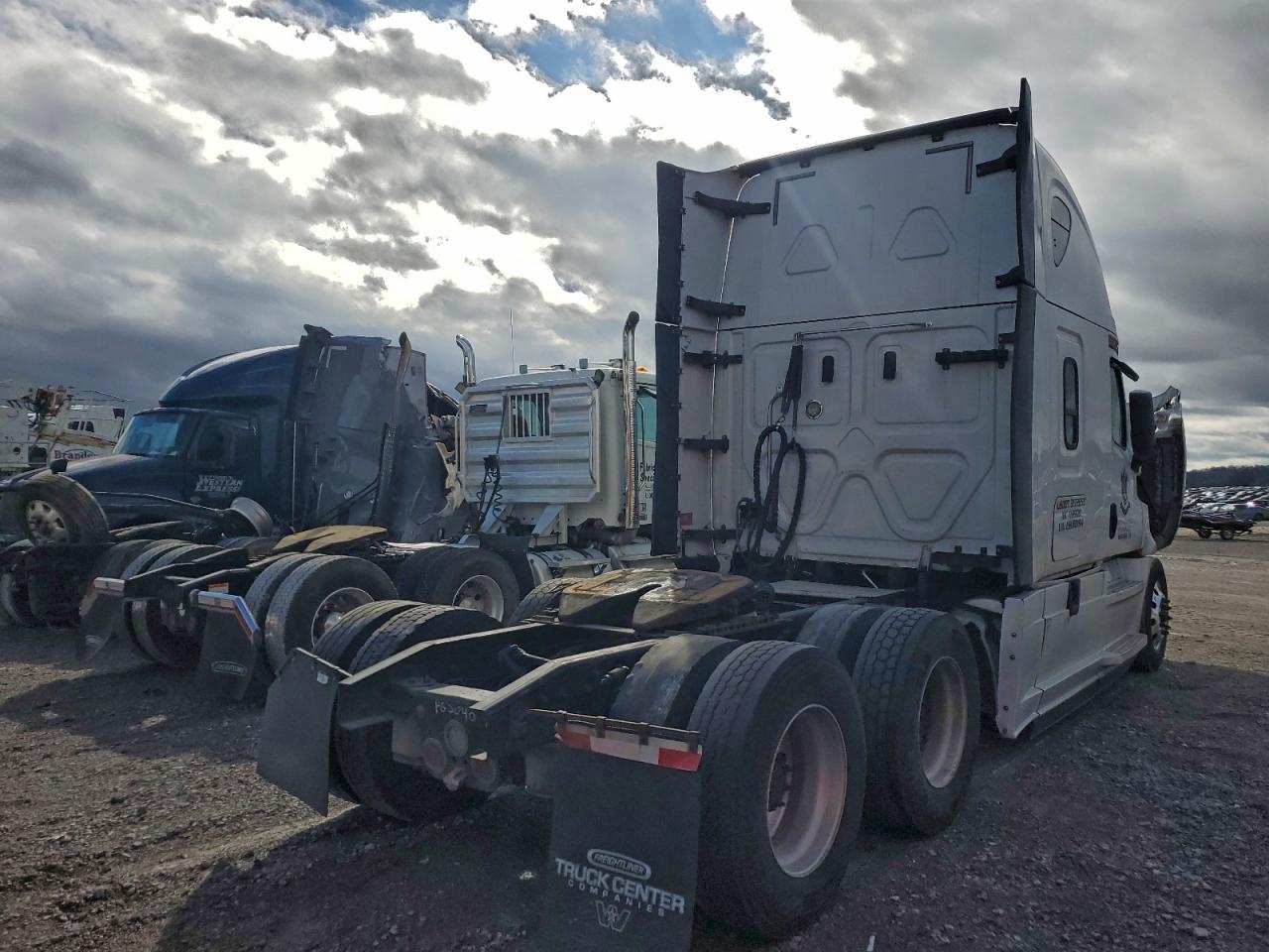 2020 FREIGHTLINER All other VIN 3AKJHHDR7LSLR0194 photo 4
