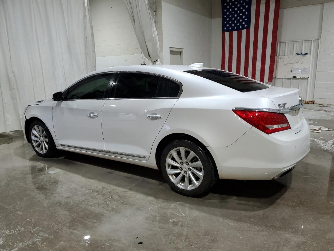 2015 Buick Lacrosse VIN 1G4GB5G34FF302625 photo 2