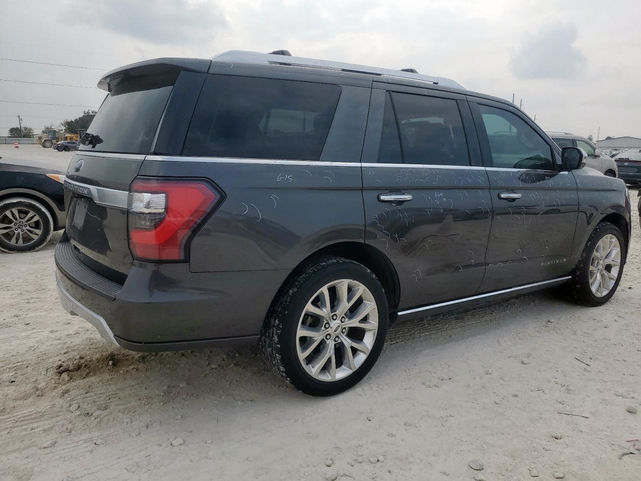 2018 Ford Expedition VIN 1FMJU1LT0JEA56167 photo 3