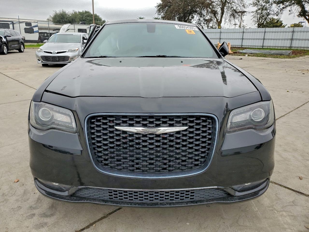 2019 Chrysler 300 VIN 2C3CCABGXKH555464 photo 5
