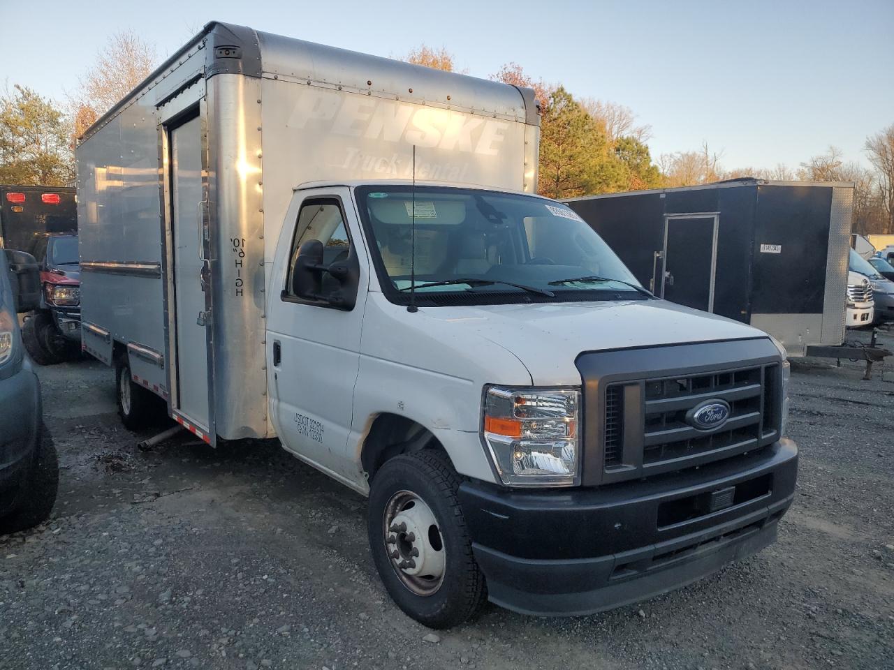 2024 Ford Econoline VIN 1FDWE3FN1RDD13950 photo 4