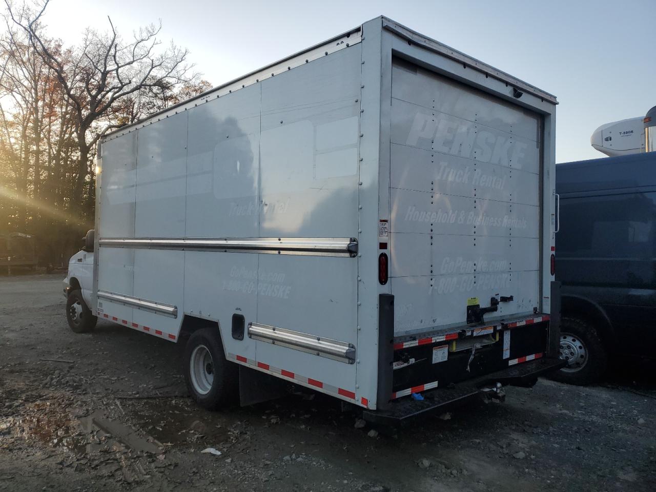 2024 Ford Econoline VIN 1FDWE3FN1RDD13950 photo 2