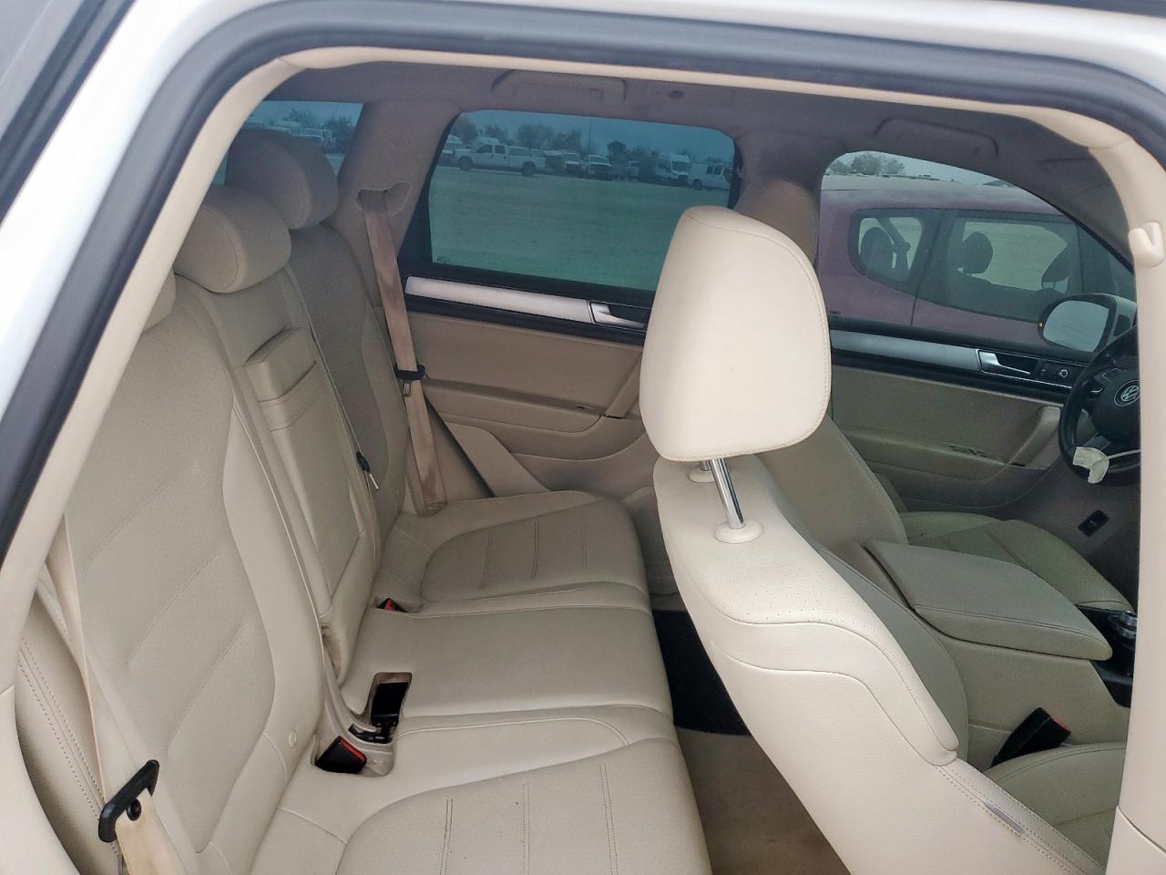 2016 Volkswagen Touareg VIN WVGEF9BP9GD000516 photo 10
