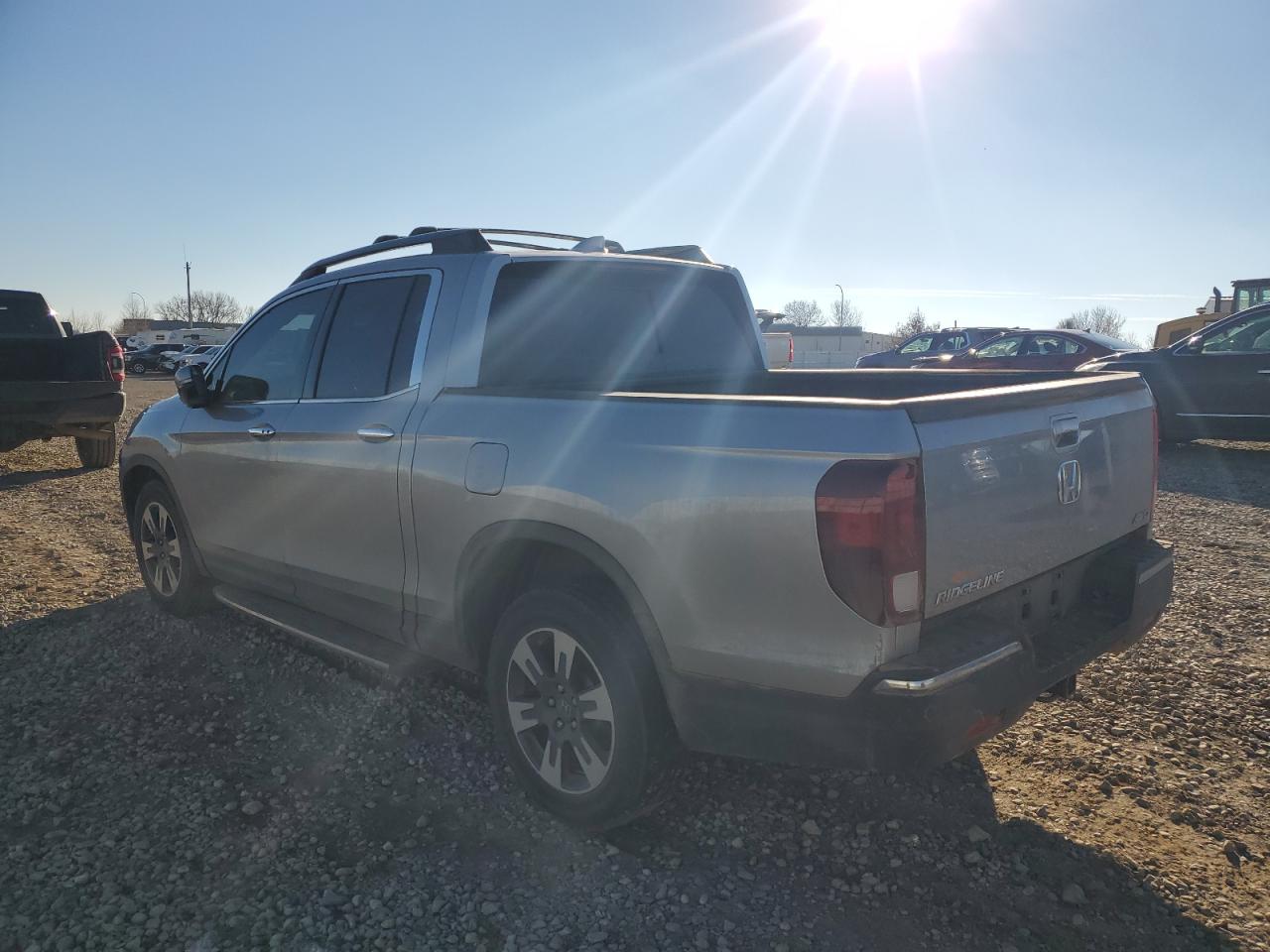 2018 Honda Ridgeline VIN 5FPYK3F72JB017542 photo 2