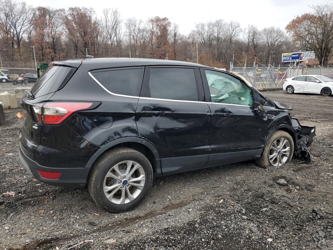 2017 Ford Escape VIN 1FMCU0GD3HUB74512 photo 3