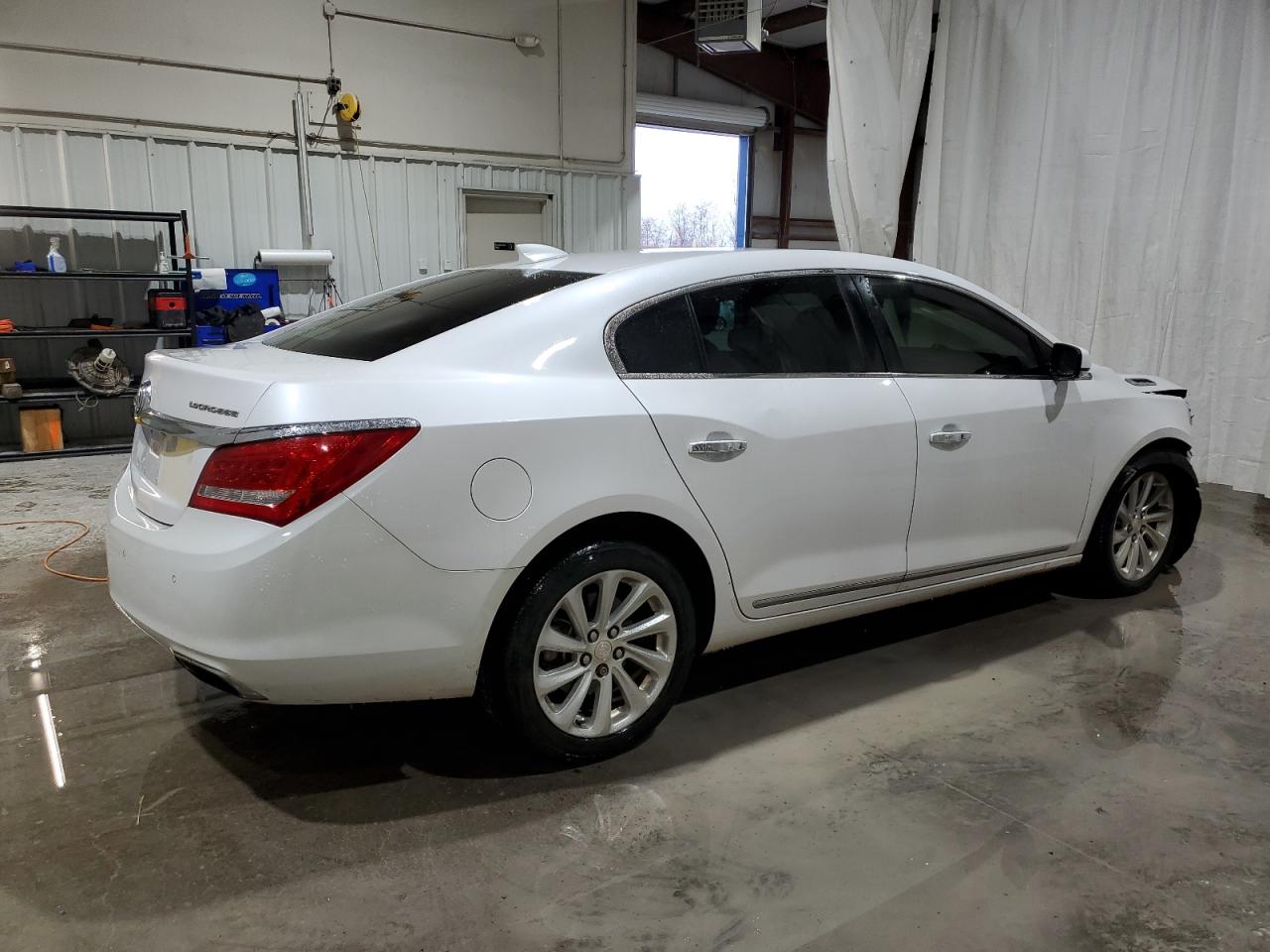 2015 Buick Lacrosse VIN 1G4GB5G34FF302625 photo 3