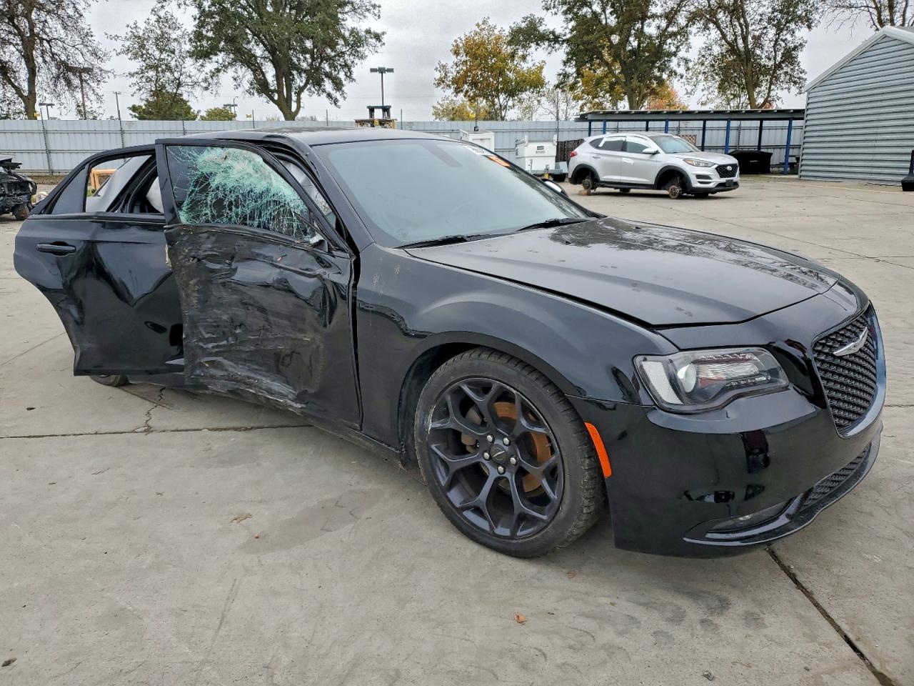 2019 Chrysler 300 VIN 2C3CCABGXKH555464 photo 4