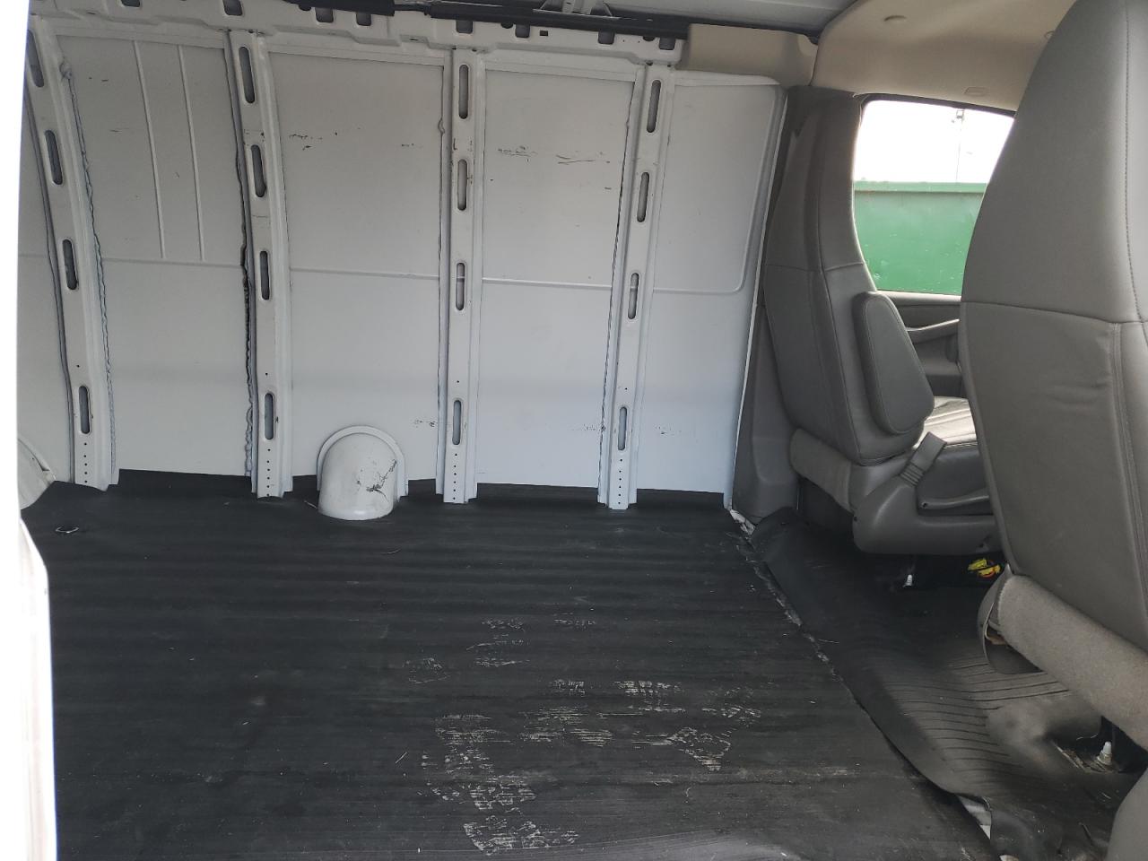 2022 Chevrolet Express g2500 VIN 1GCWGBFP0N1184640 photo 11