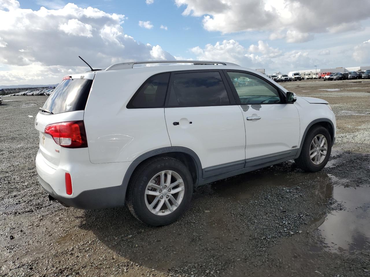 2014 Kia Sorento VIN 5XYKTCA69EG528416 photo 3