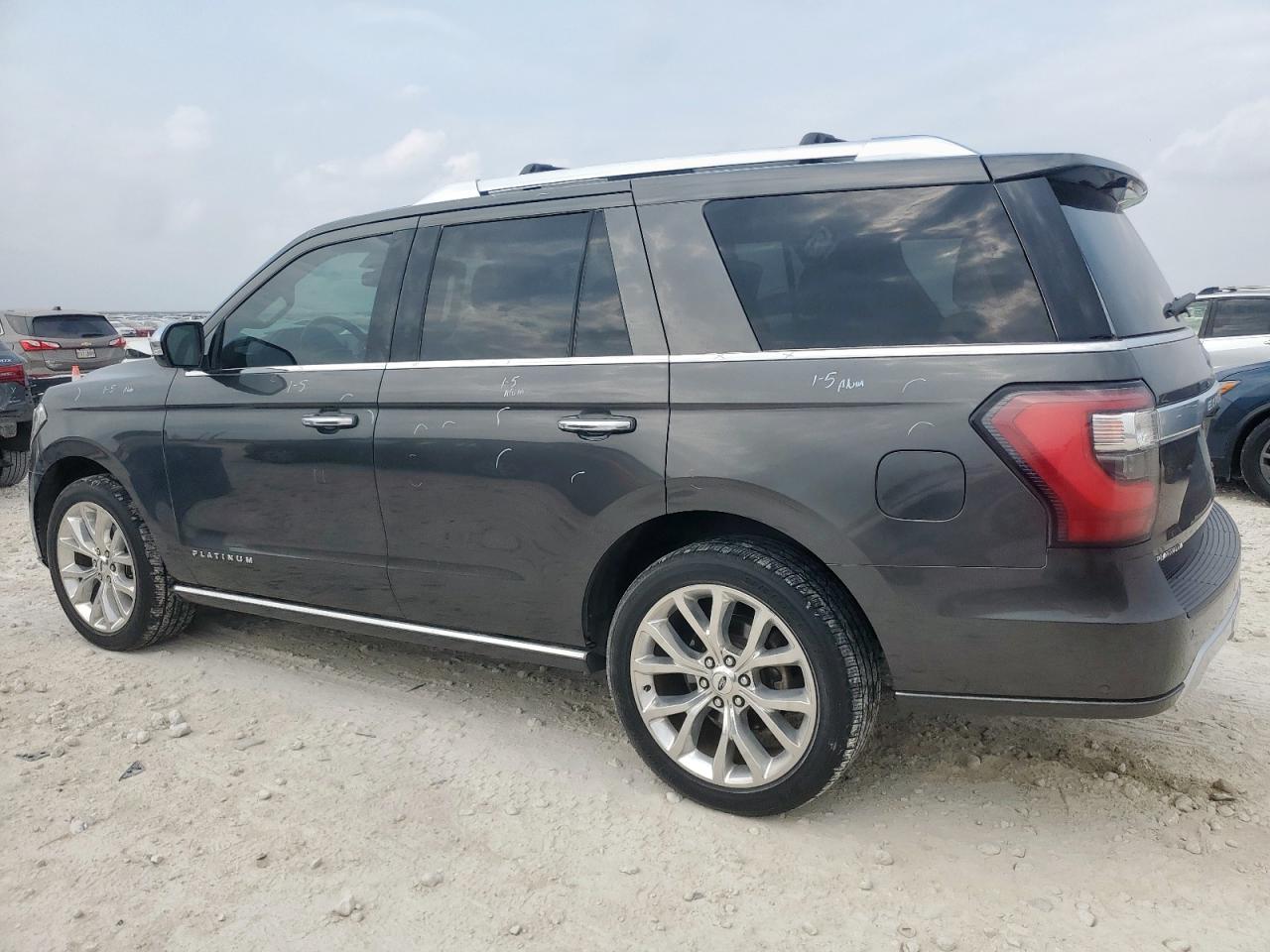 2018 Ford Expedition VIN 1FMJU1LT0JEA56167 photo 2