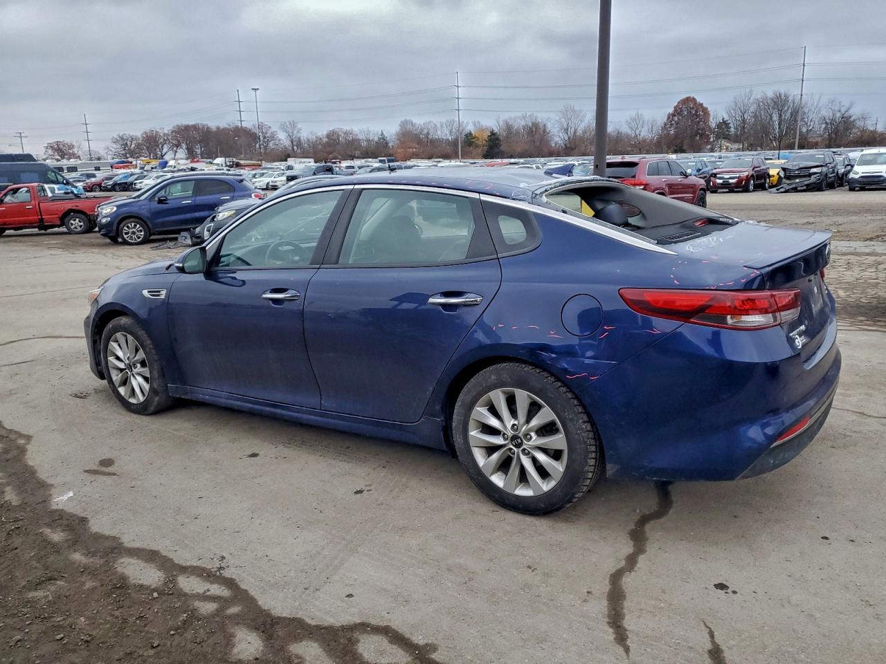 2018 Kia Optima VIN 5XXGT4L39JG224709 photo 2