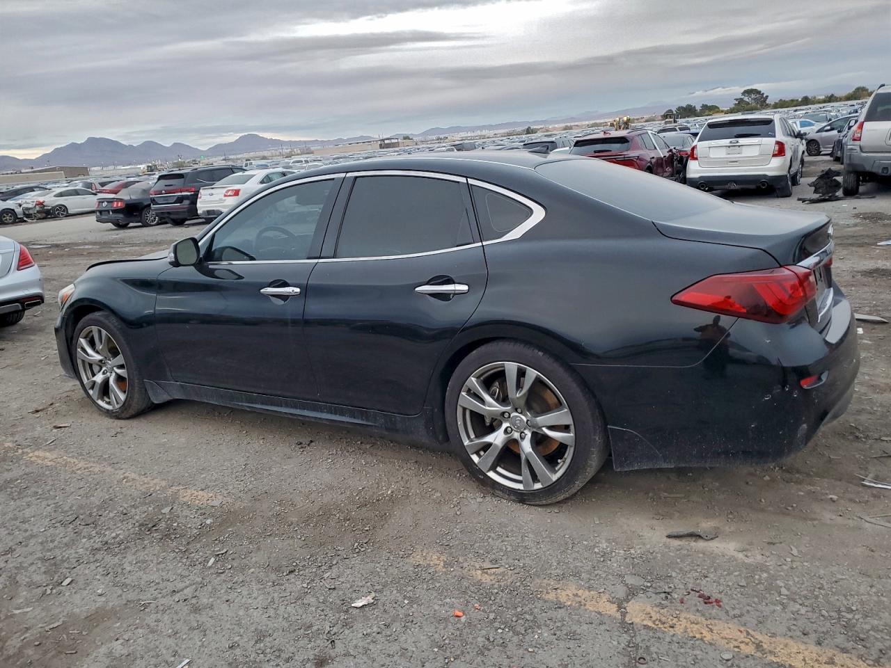 2017 Infiniti Q70 VIN JN1BY1AP9HM740768 photo 2