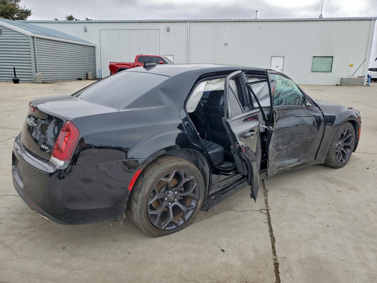 2019 Chrysler 300 VIN 2C3CCABGXKH555464 photo 3