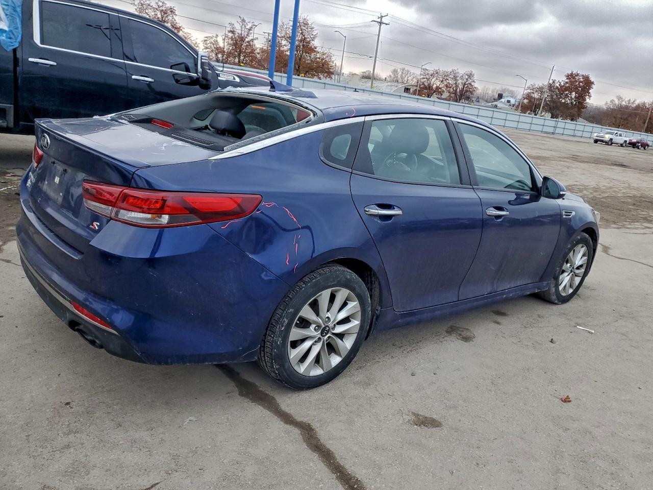 2018 Kia Optima VIN 5XXGT4L39JG224709 photo 3