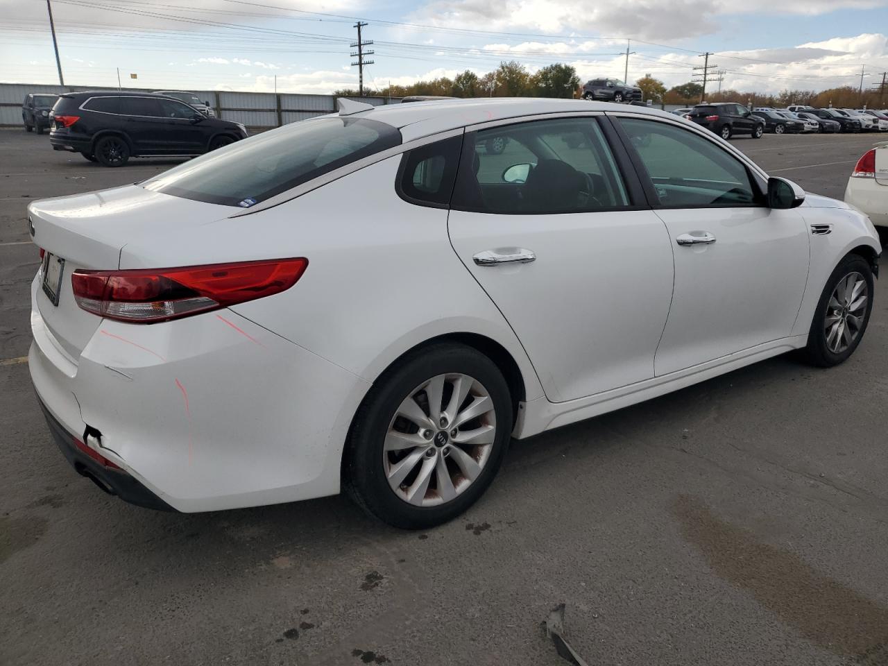 2017 Kia Optima VIN 5XXGT4L30HG172977 photo 3