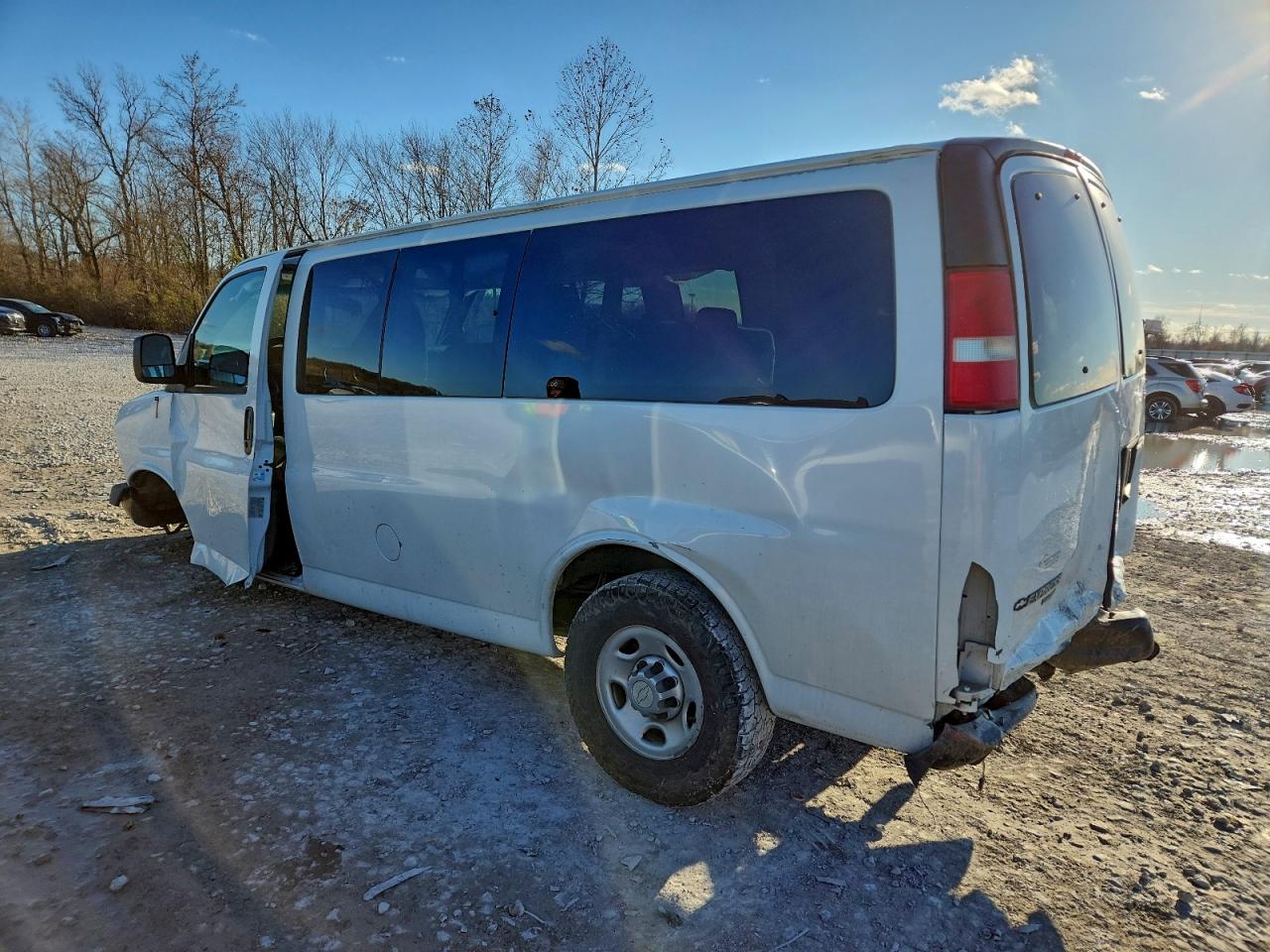 2015 Chevrolet Express VIN 1GNWGPFG1F1271601 photo 2