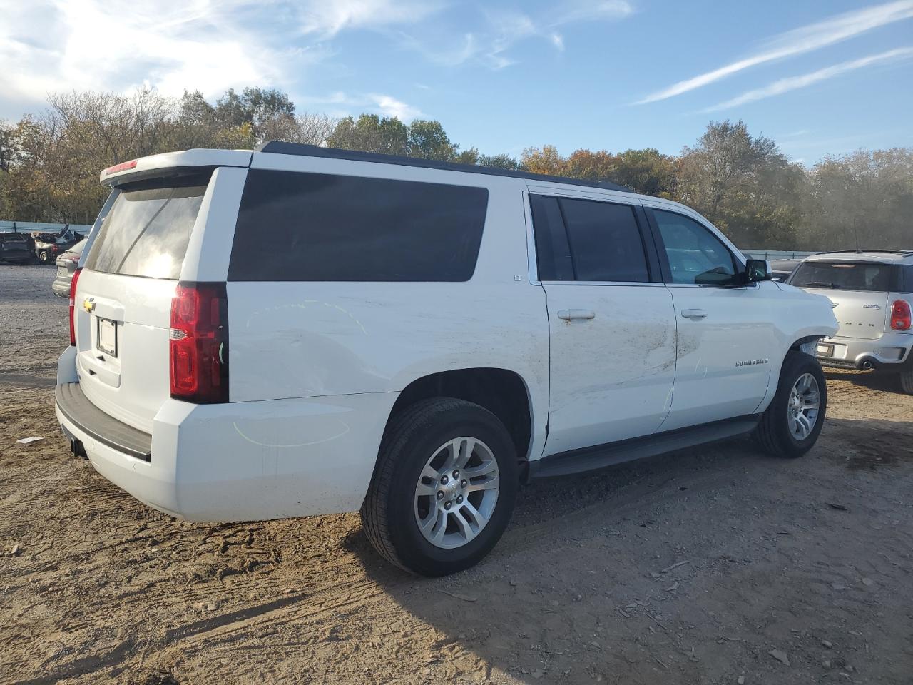 2017 Chevrolet Suburban VIN 1GNSCHKC9HR135854 photo 3