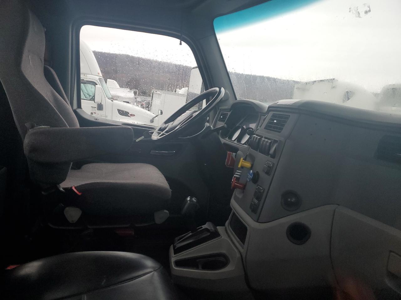 2017 PETERBILT All models VIN 1XPBA48X8HD428853 photo 5