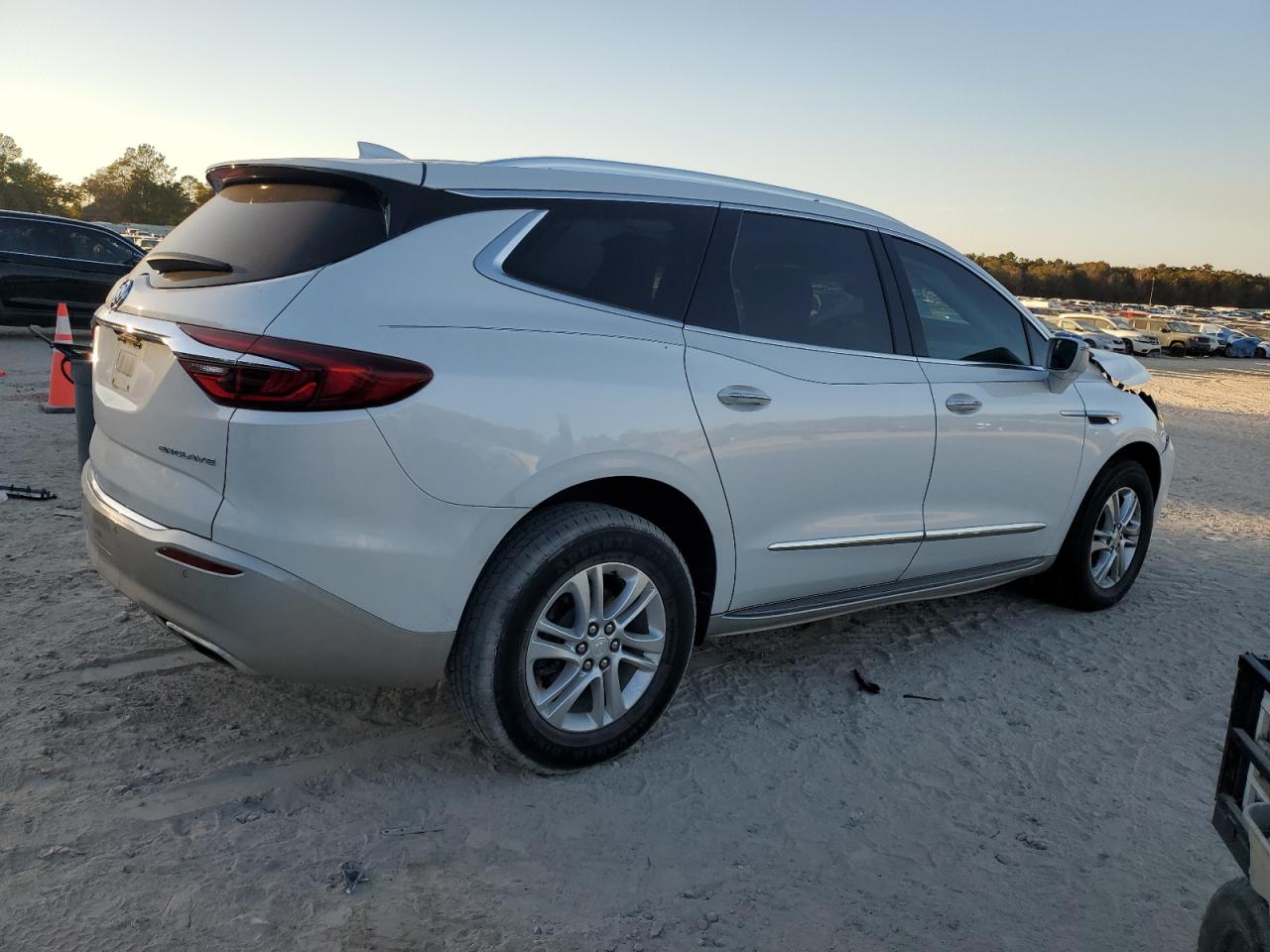 2019 Buick Enclave VIN 5GAERBKWXKJ235206 photo 3