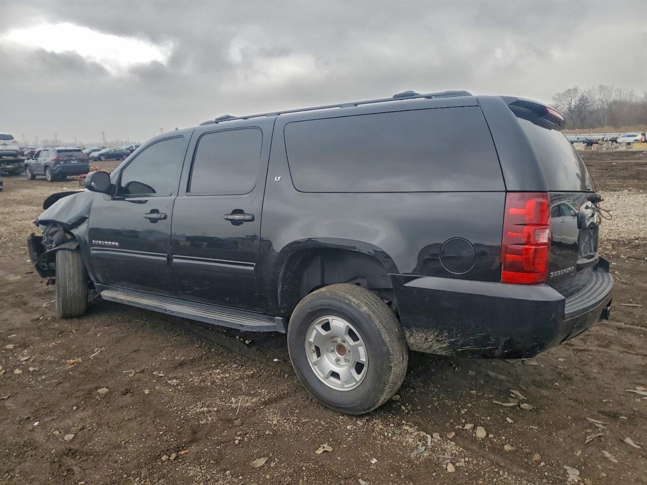2014 Chevrolet Suburban VIN 1GNSKJE76ER210739 photo 2