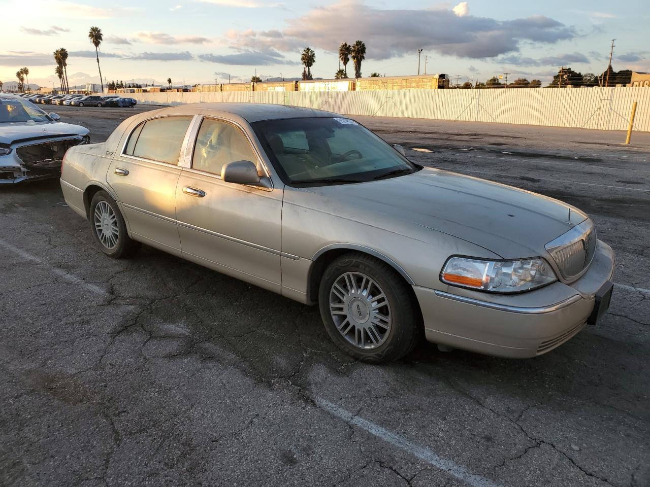 2010 Lincoln Towncar VIN 2LNBL8CV6AX623823 photo 4