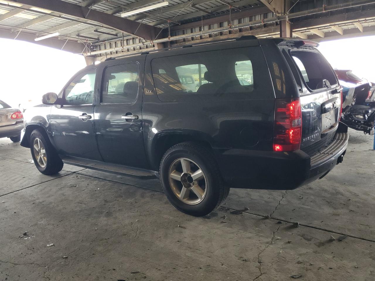 2007 Chevrolet Suburban VIN 3GNFC16067G214518 photo 2