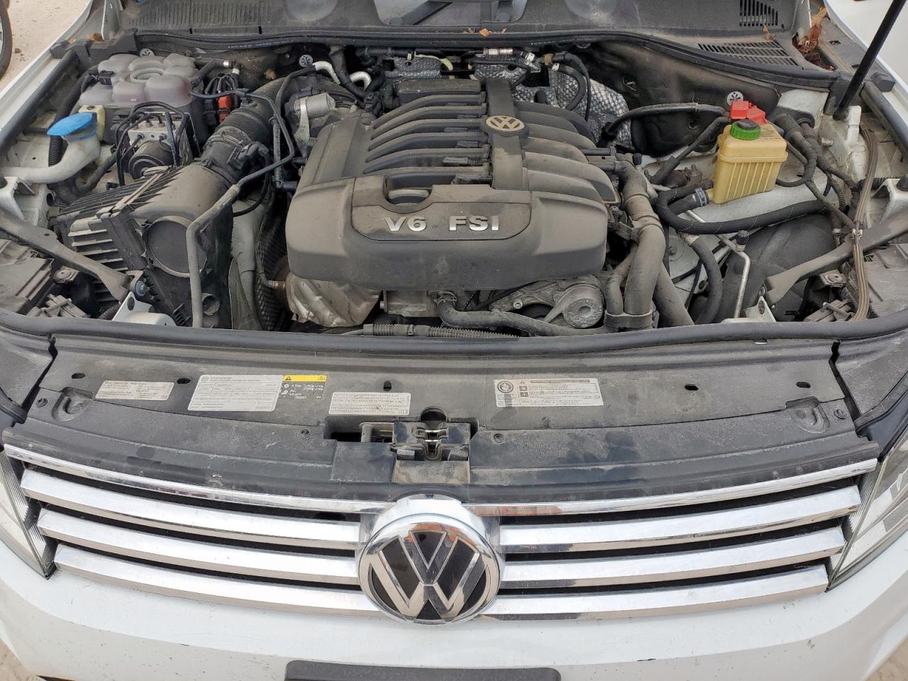 2016 Volkswagen Touareg VIN WVGEF9BP9GD000516 photo 11