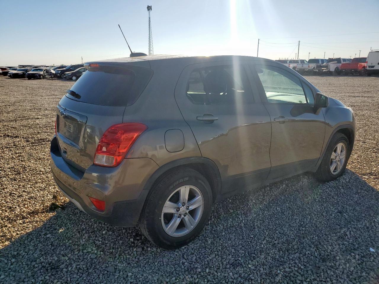 2020 Chevrolet Trax VIN KL7CJKSB2LB353883 photo 3