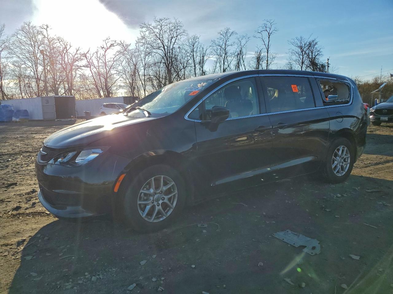 2024 Chrysler Minivan VIN 2C4RC1CGXRR128004 photo 1
