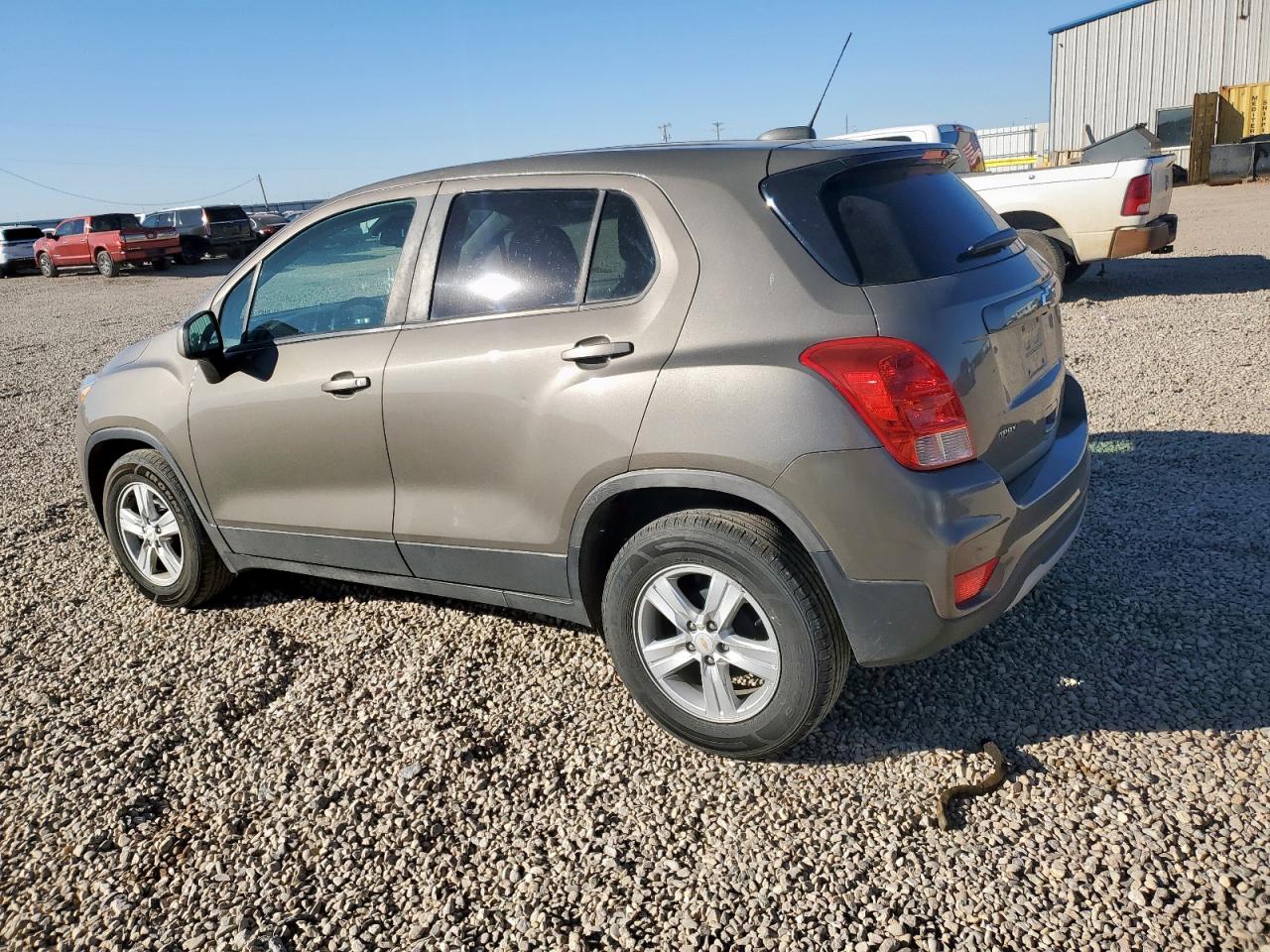 2020 Chevrolet Trax VIN KL7CJKSB2LB353883 photo 2