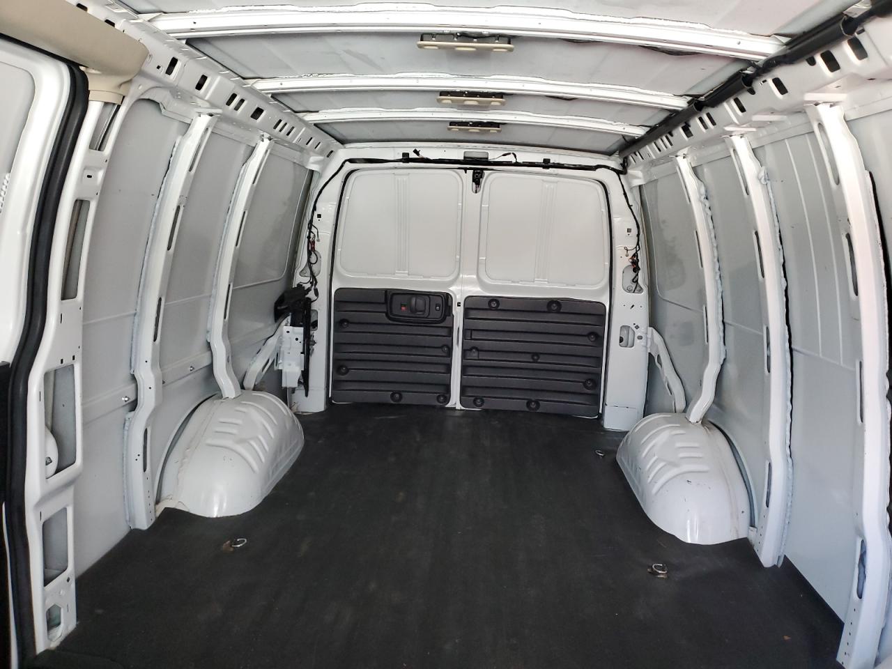 2022 Chevrolet Express g2500 VIN 1GCWGBFP0N1184640 photo 10
