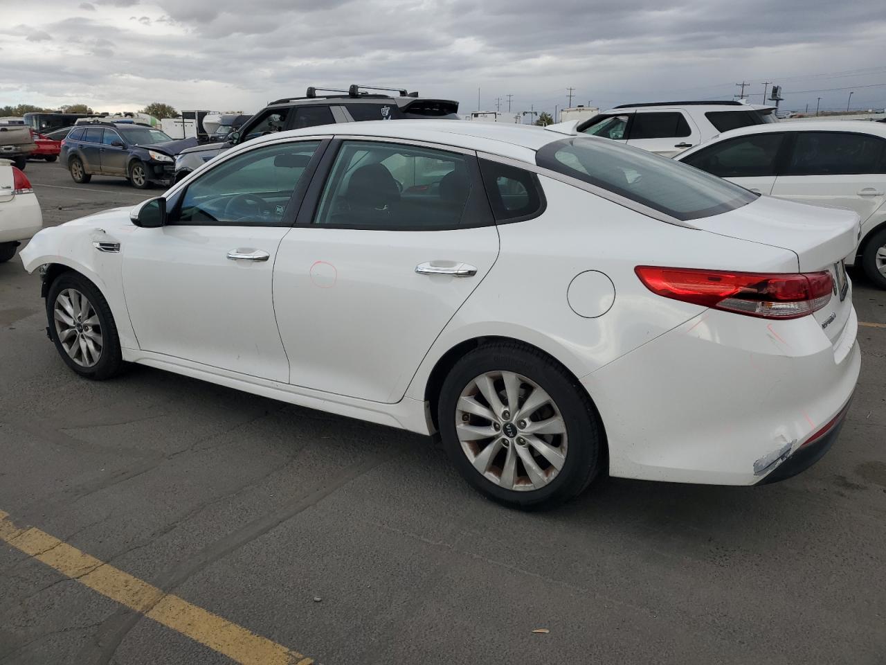 2017 Kia Optima VIN 5XXGT4L30HG172977 photo 2