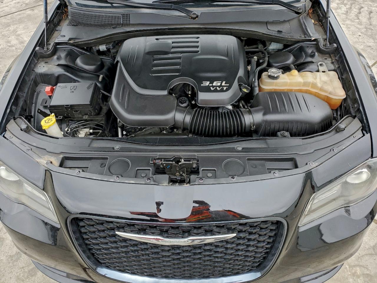 2019 Chrysler 300 VIN 2C3CCABGXKH555464 photo 11