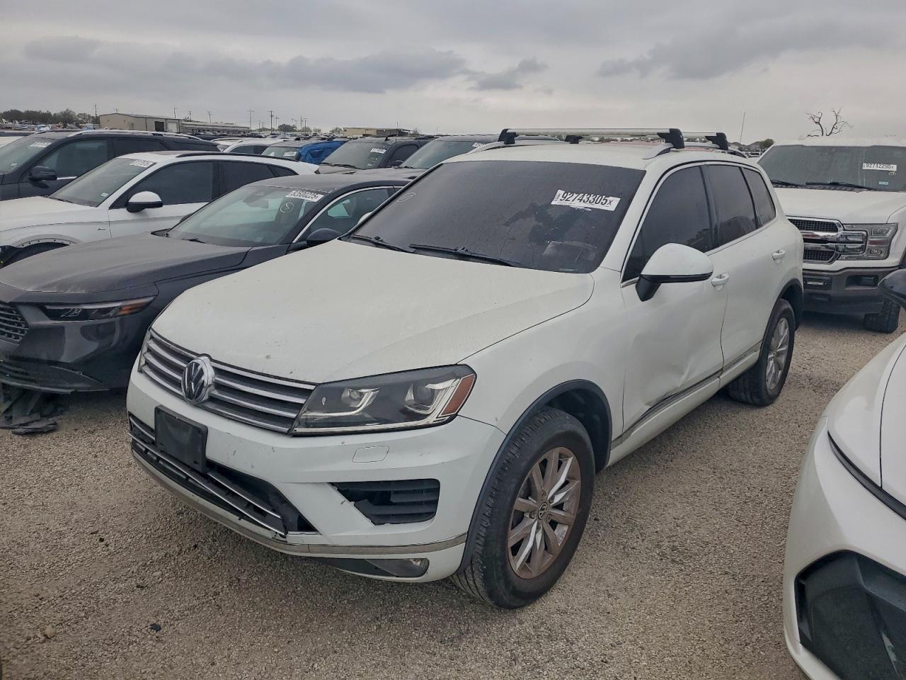 2016 Volkswagen Touareg VIN WVGEF9BP9GD000516 photo 1