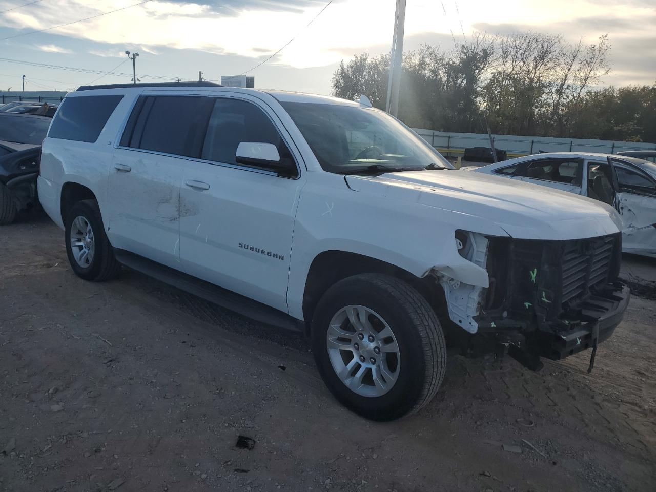 2017 Chevrolet Suburban VIN 1GNSCHKC9HR135854 photo 4