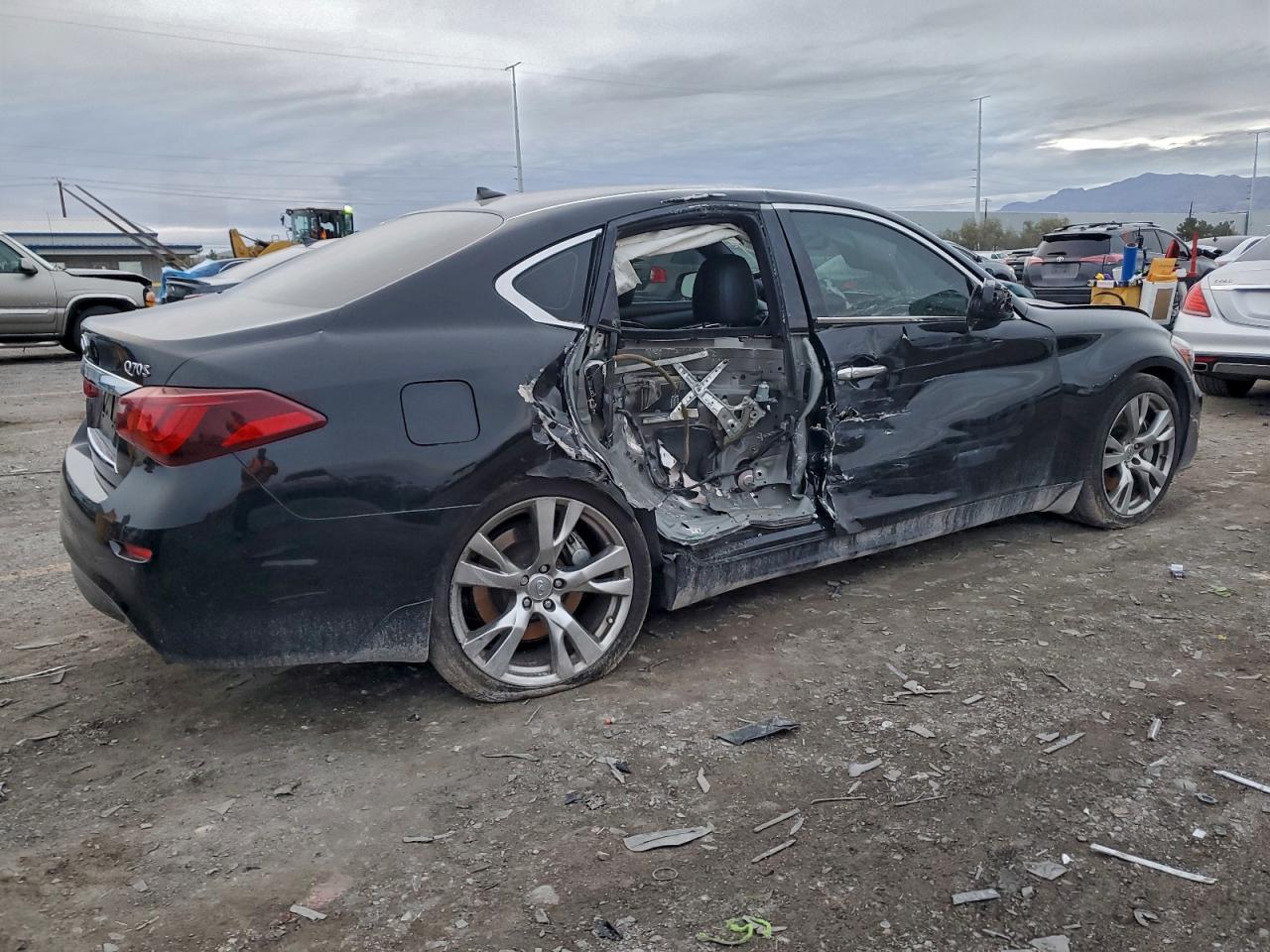 2017 Infiniti Q70 VIN JN1BY1AP9HM740768 photo 3