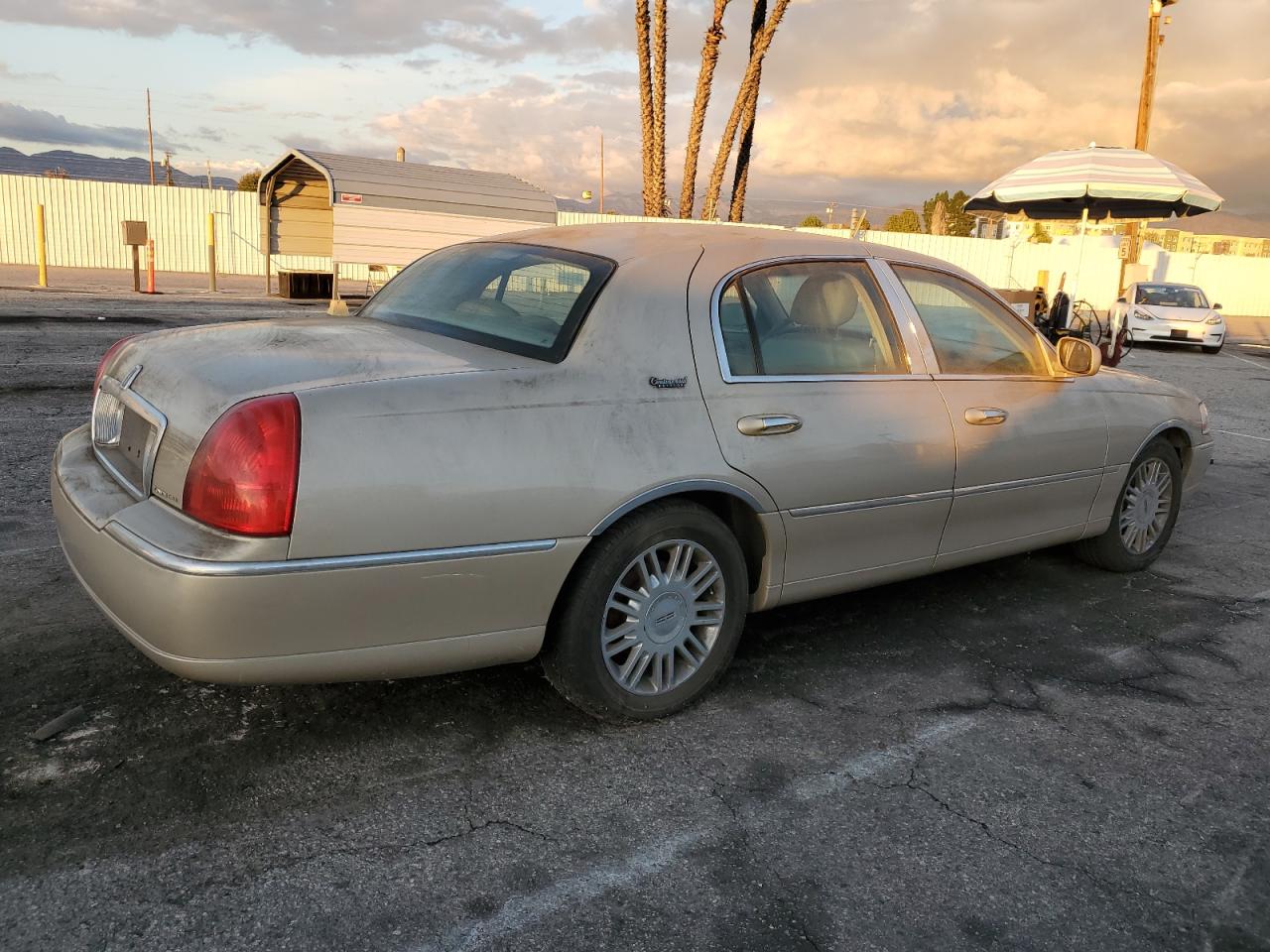 2010 Lincoln Towncar VIN 2LNBL8CV6AX623823 photo 3