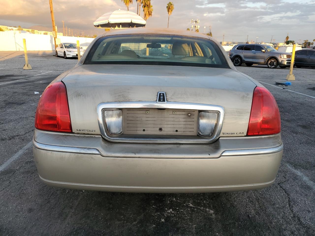 2010 Lincoln Towncar VIN 2LNBL8CV6AX623823 photo 6