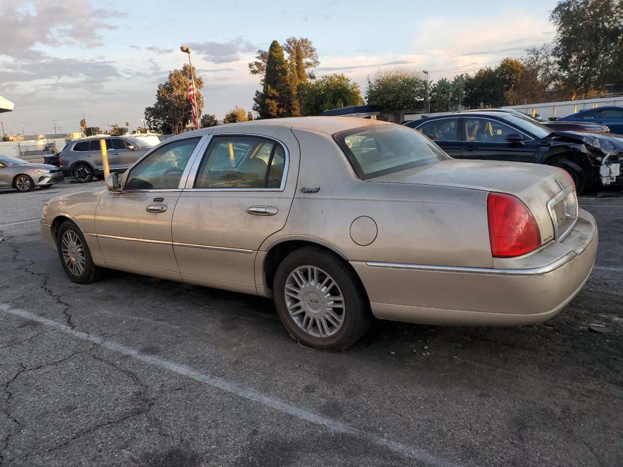 2010 Lincoln Towncar VIN 2LNBL8CV6AX623823 photo 2