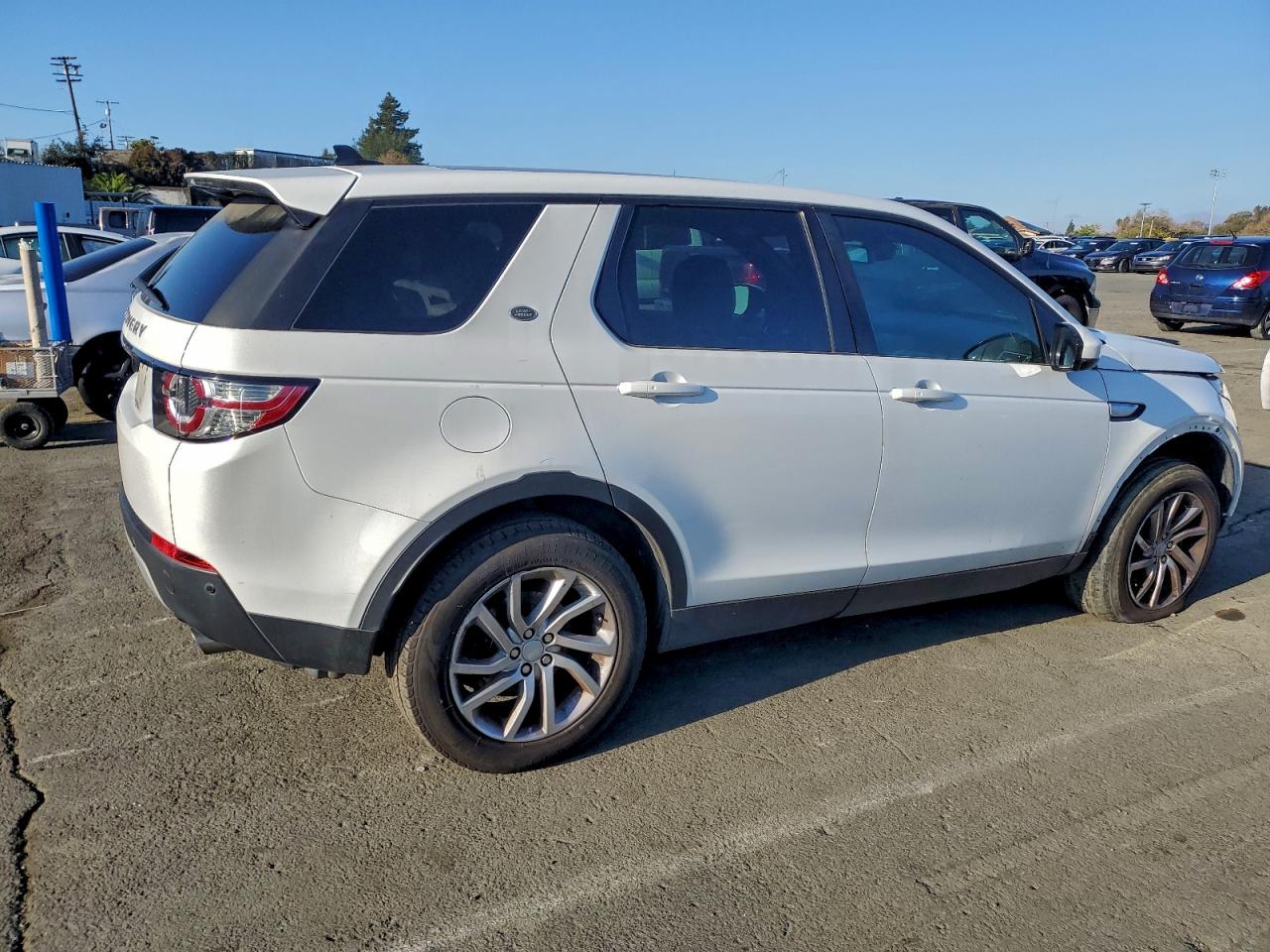 2016 Land Discovery VIN SALCR2BG0GH549601 photo 3
