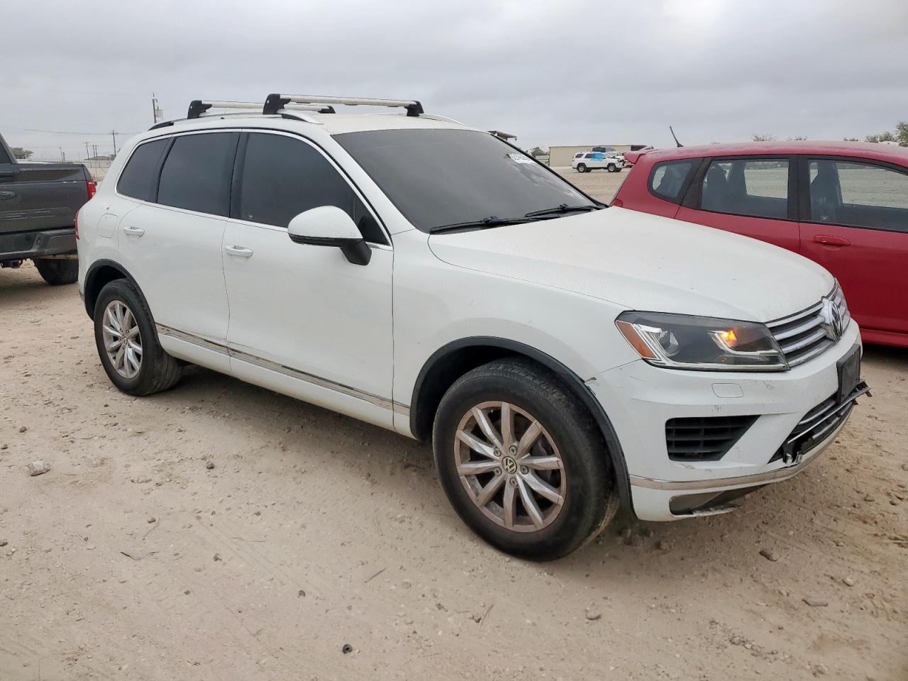 2016 Volkswagen Touareg VIN WVGEF9BP9GD000516 photo 4