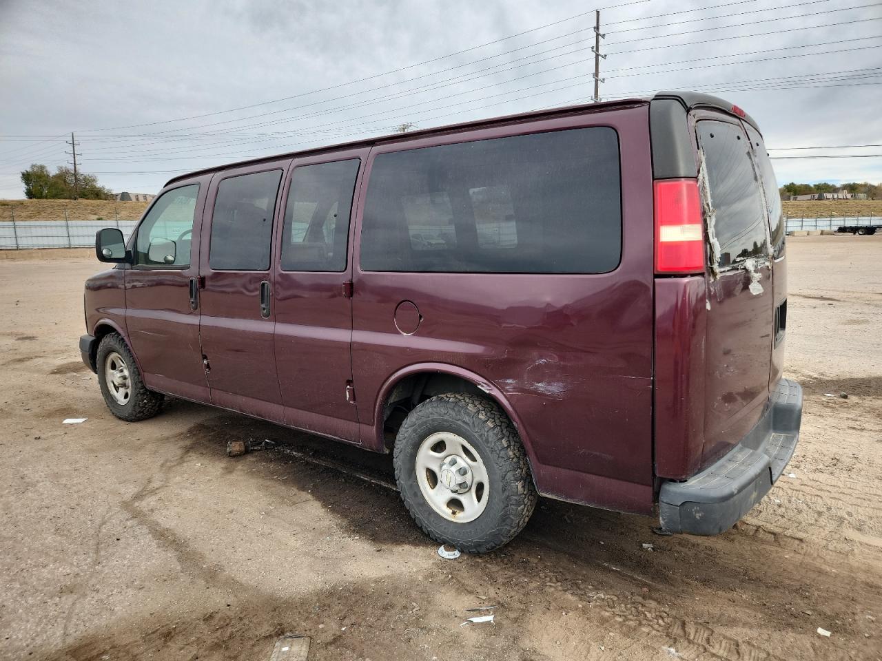 2005 Chev Express VIN 1GCFH15T951232092 photo 2