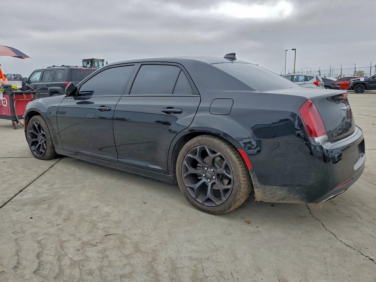 2019 Chrysler 300 VIN 2C3CCABGXKH555464 photo 2